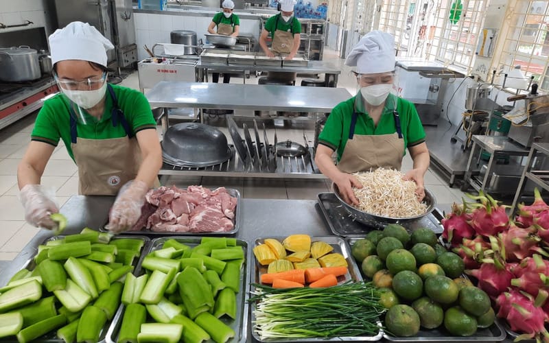 Giám sát toàn bộ quá trình từ nguyên liệu, sơ chế, chế biến và cung cấp thức ăn